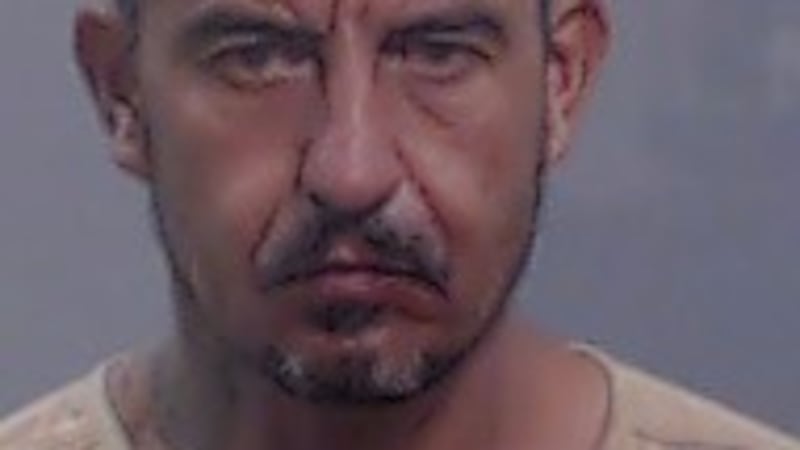 Durante la inspección, un hombre no identificado huyó por la parte trasera de la residencia.