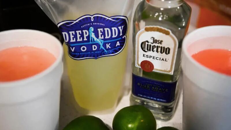 Un kit de cóctel de bricolaje Waterloo Margarita y dos margaritas para llevar de Waterloo...