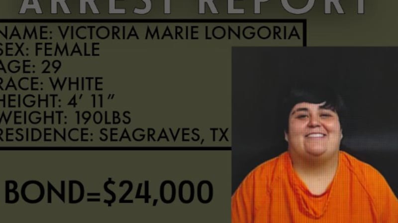 La Sra. Longoria presuntamente procedió a forzar la entrada a la residencia de la víctima...