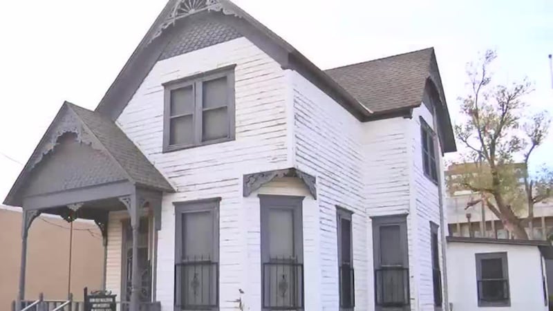 Más de 120 años después, la casa sigue en pie y esta noche puedes ver algo de hace 120 años...