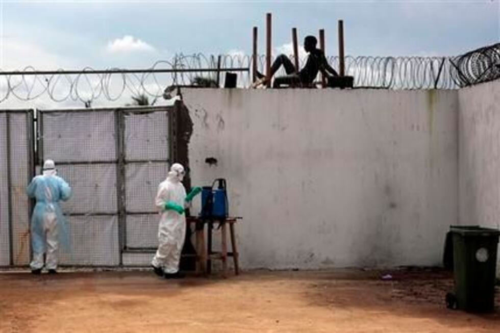 Fotografía de archivo del 26 de septiembre de 2014 de varios empleados sanitarios en el Centro...