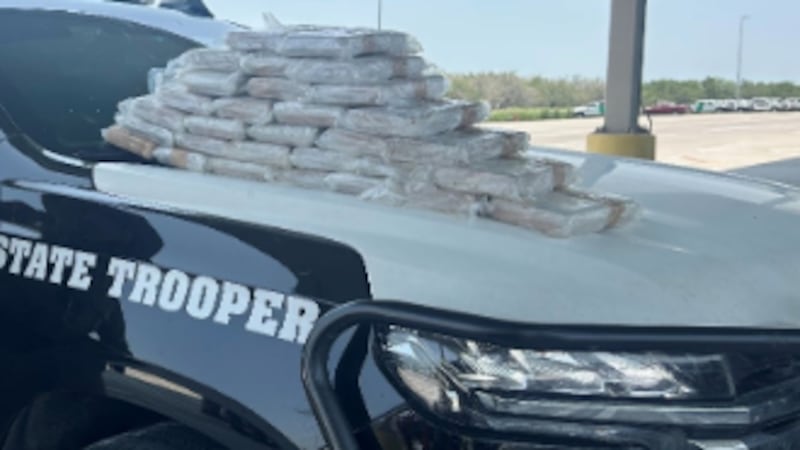 El agente encontró 30 paquetes de plástico transparente que contenían cocaína en un...