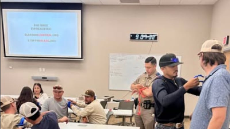 Como parte del entrenamiento, los sargentos Montano y Blanco impartieron un curso sobre...