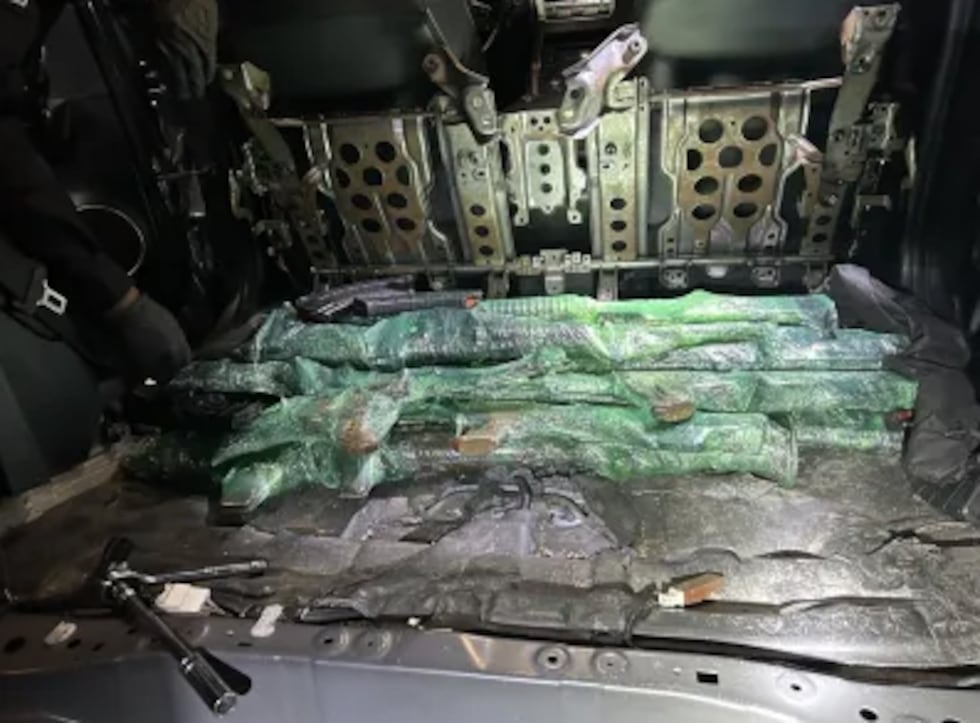 Una inspección no intrusiva reveló una anomalía en la zona del asiento trasero.