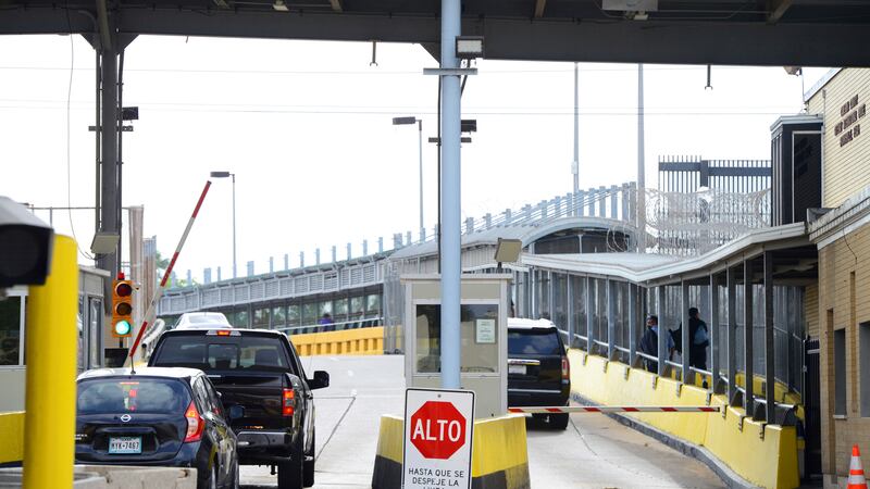 ARCHIVO - Automovilistas pagan su cuota en el Puente Internacional Gateway, el 6 de marzo de...