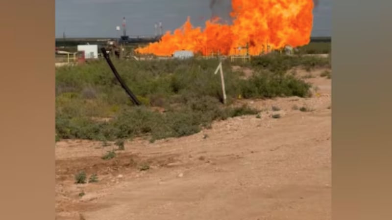 Investigadores trabajan en la escena de una explosión ocurrida en una instalación petrolera...
