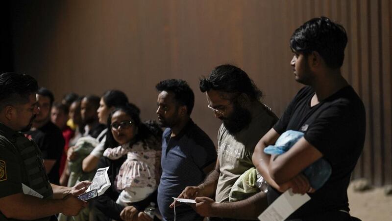 Los mexicanos aún cruzan por otros lugares, pero a menudo intentan eludir la captura porque es...