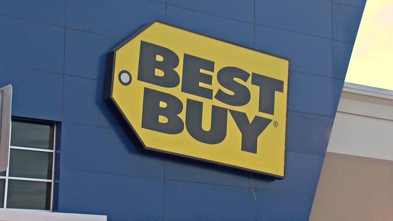 Compradores en Best Buy hicieron fila temprano en la mañana para las ofertas del Viernes Negro