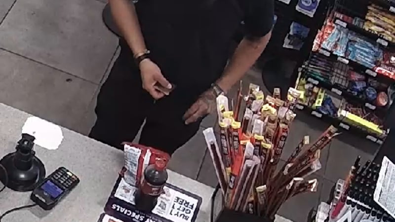 Las autoridades informaron que un hombre y una mujer utilizaron la tarjeta robada para...