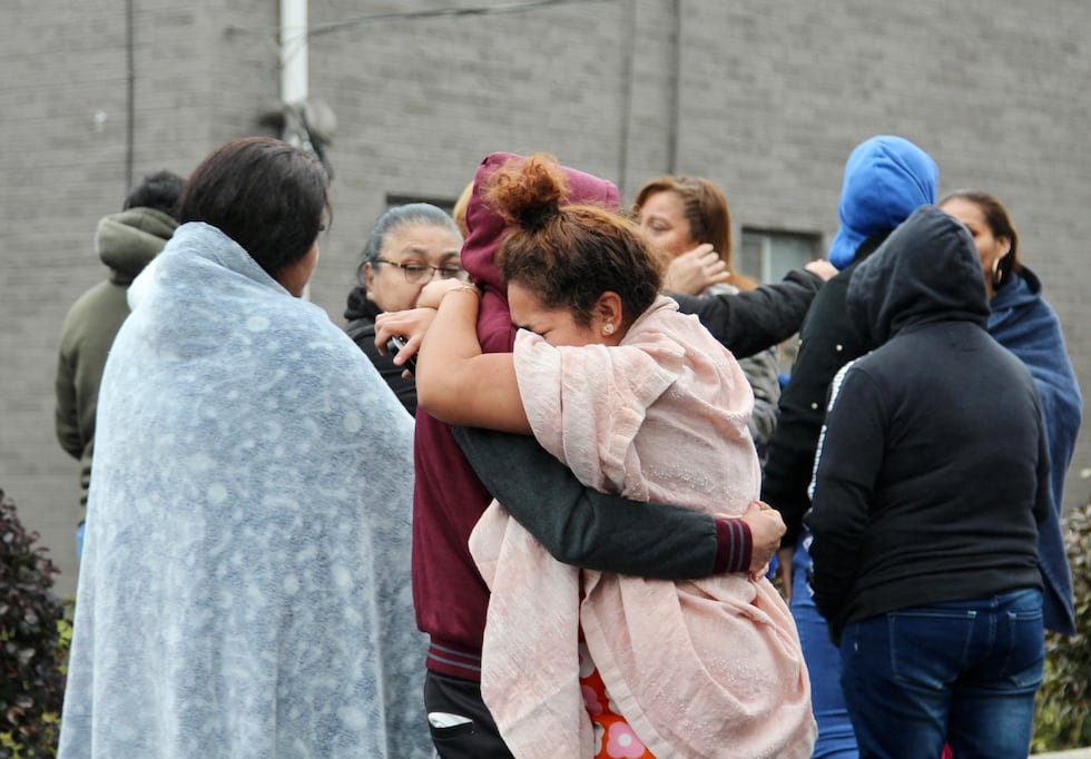 La cámara de Telemundo Atlanta captó los momentos en los que familiares de las víctimas, así...