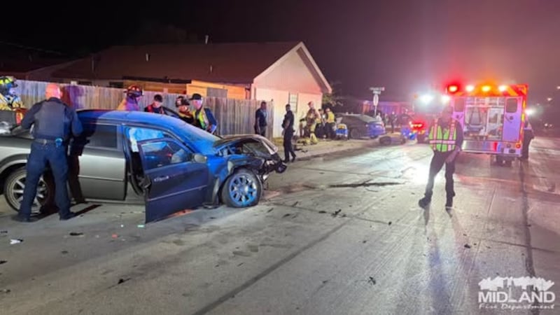 El cuerpo de bomberos y la policía de Midland acudieron a un accidente entre dos vehículos...