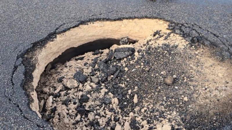 Según la Oficina del Sheriff del condado de Winkler, el cierre se encuentra cerca del marcador...