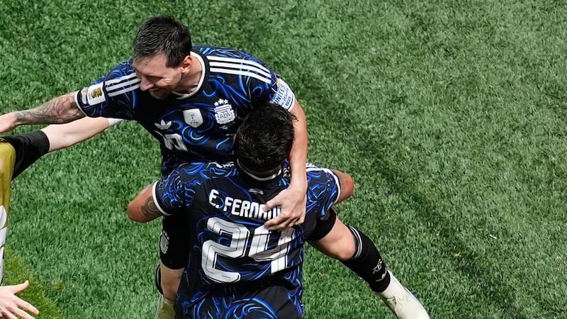 Enzo Fernández carga a Lionel Messi durante el festejo del gol de Lautaro Martínez ante...