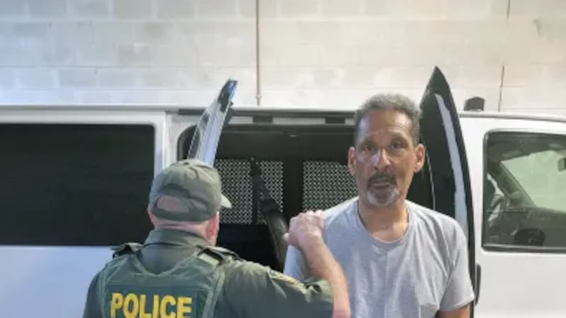 Los agentes colaboraron con el Departamento de Libertad Condicional y Libertad bajo Palabra de...
