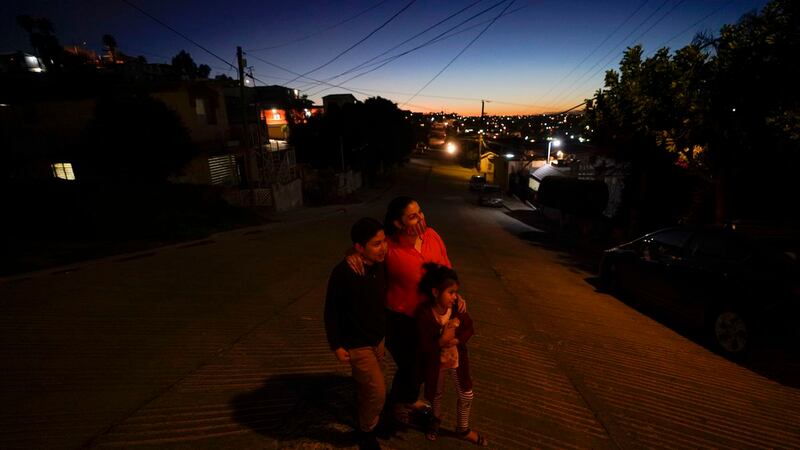 Estela Lazo representa un retrato con sus dos hijos, a última hora del martes 23 de febrero de...