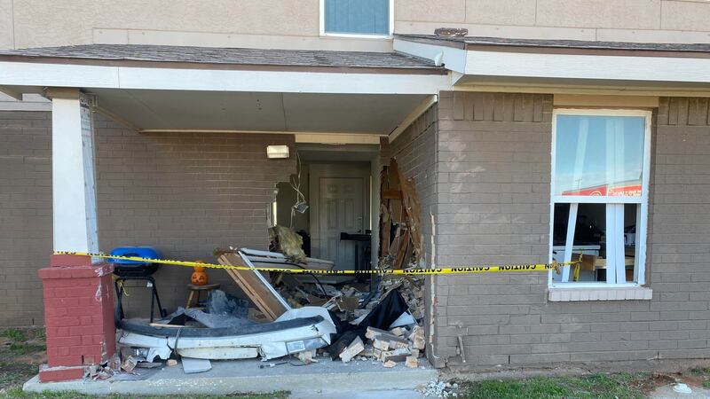 La policía de Odessa está buscando a un sospechoso que chocó su vehículo contra un apartamento...