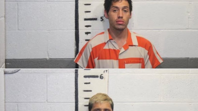 Los agentes localizaron a los dos sospechosos en la manzana 500 de South State Street.