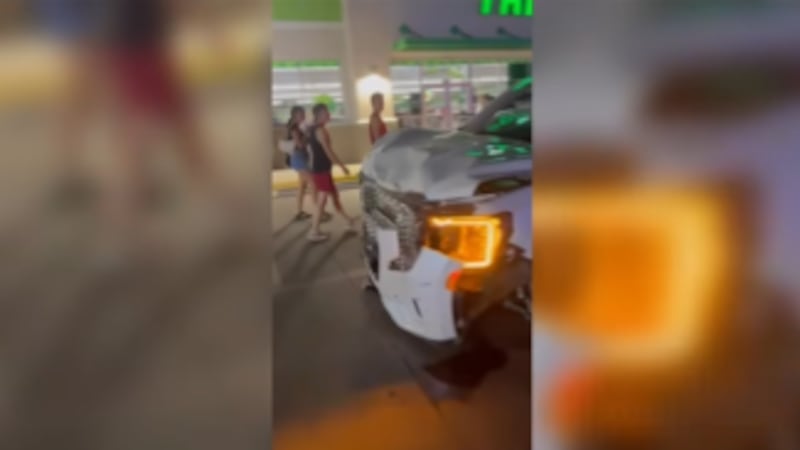 Barbara Rojas Miranda, propietaria del Mercedes-Benz, relató que había llegado a la tienda...
