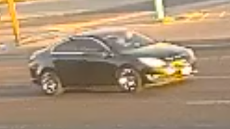 Un sedán negro atropelló a un peatón y se dio a la fuga sin prestarle auxilio.