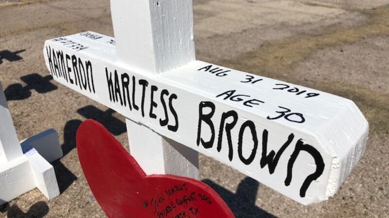 Una cruz con el nombre de Kameron Kartless Brown, de 30 años, fue erigida en Odessa como...