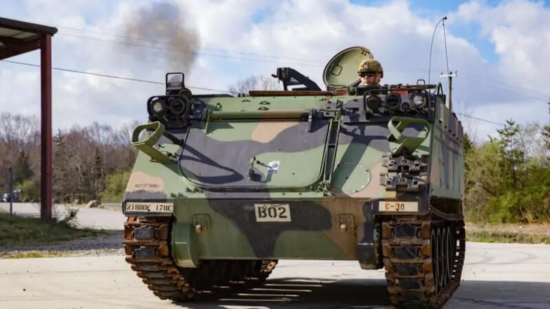 Un soldado del Ejército de EE. UU. asignado a la Guardia Nacional del Ejército de Connecticut...