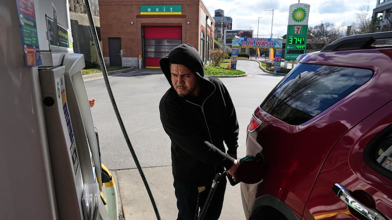 Una persona repostando combustible en una gasolinera, el martes 17 de marzo de 2026, en...