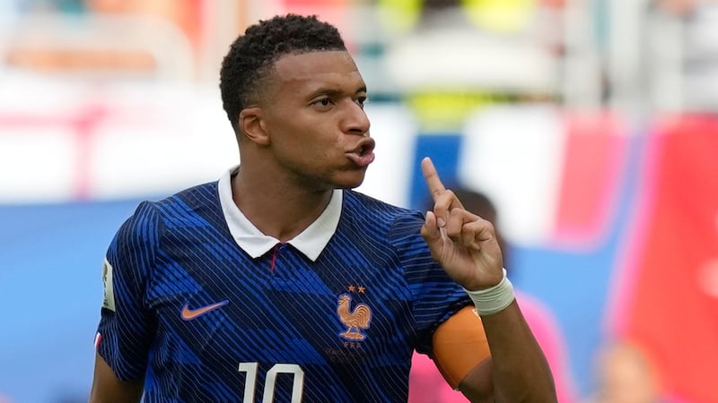 Kylian Mbappé, de Francia, festeja tras anotar el tercer gol de su equipo ante Inglaterra, en...