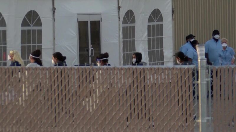 Adolescentes no acompañados llegan al centro de detención en Pecos el 16 de abril de 2021