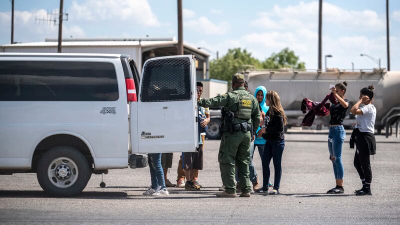 Las personas que fueron detenidas por la policía estatal después de cruzar la frontera son...