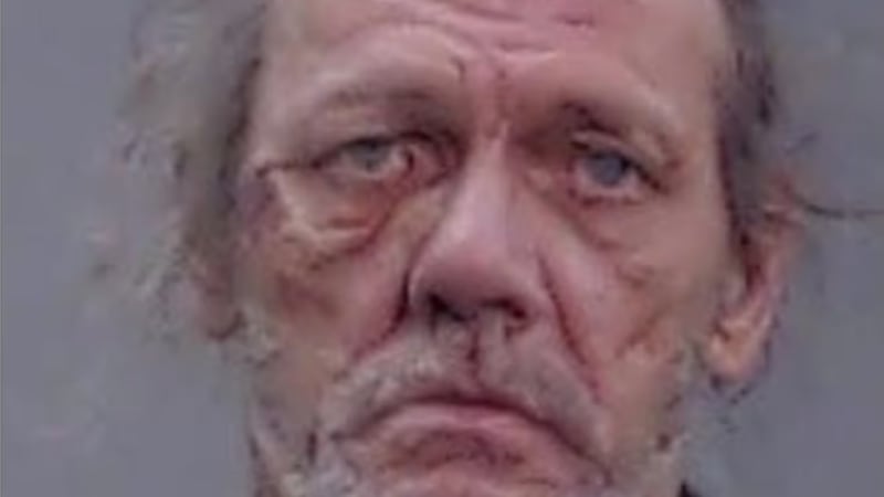Cuando los agentes llegaron, encontraron a la víctima muerta en la escena.
