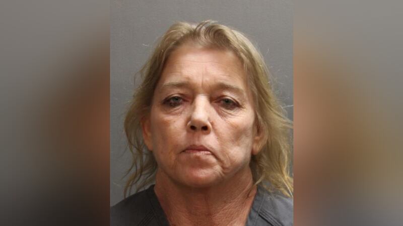 Alvis Parrish, de 54 años, está acusada de darle a su novio una bebida enriquecida con...