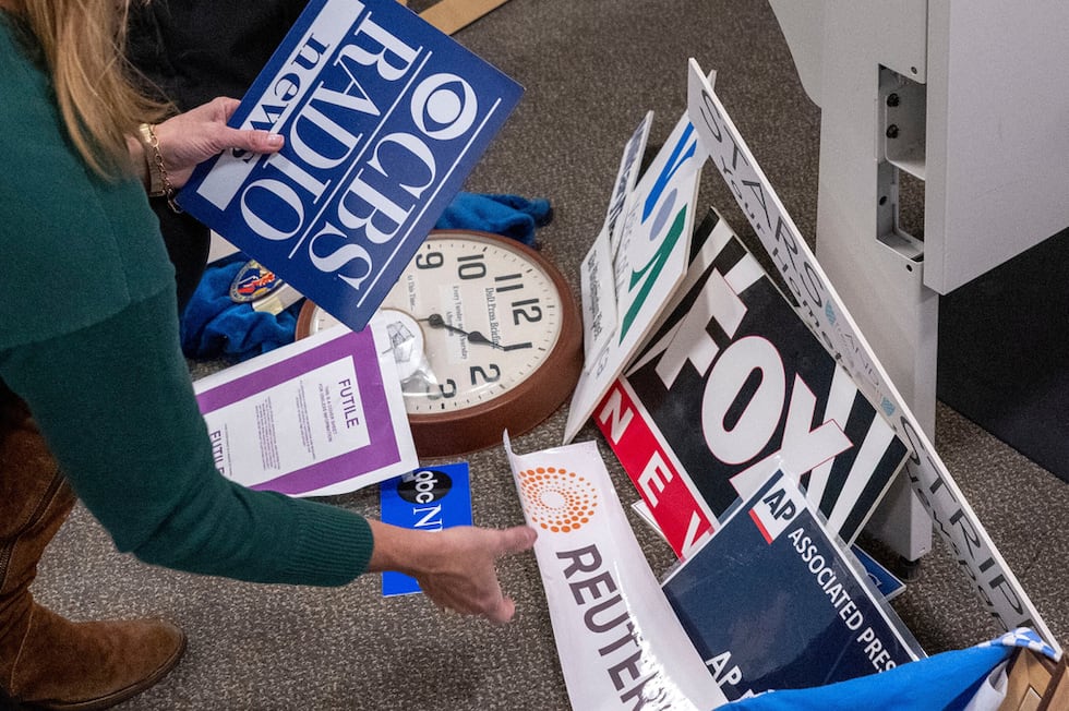 La reportera del Washington Post Tara Copp guarda placas con los nombres de varias...