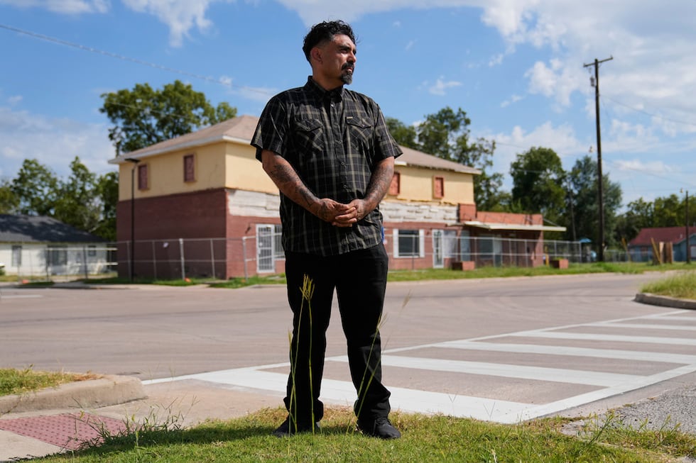 Julio Torres posa para una foto el lunes 22 de septiembre de 2025 en Terrell, Texas, cerca de...