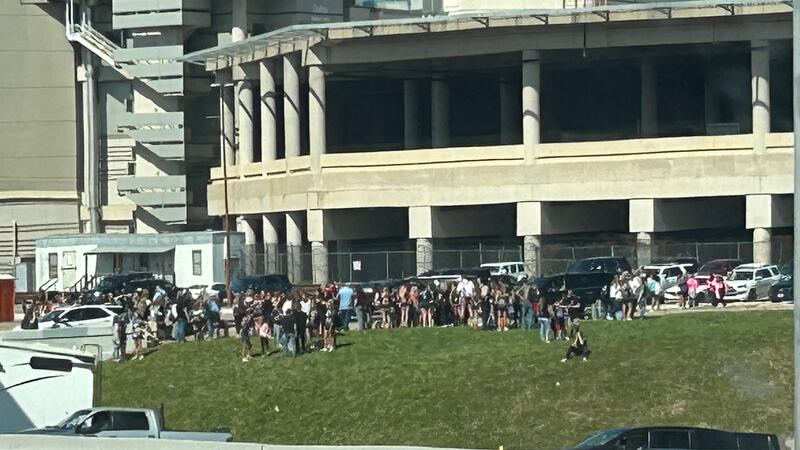 La policía tuvo que acudir el sábado a un incidente en el Centro de Convenciones Kay Bailey...