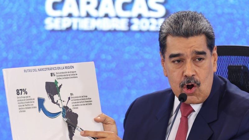 ARCHIVO - El presidente de Venezuela, Nicolás Maduro, señala un punto en un mapa de América...