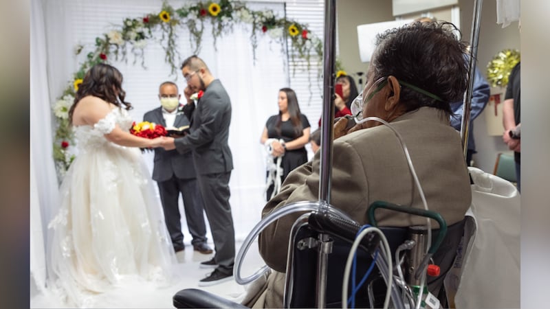 El personal de la unidad de cuidados intensivos del UMC Health System de Lubbock (Texas) ayudó...