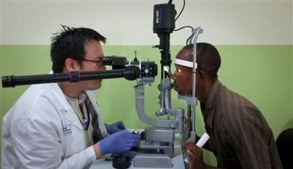 Fotografía del viernes 31 de julio de 2015 del dr. Zan Yeong (izquierda), oftalmólogo del...