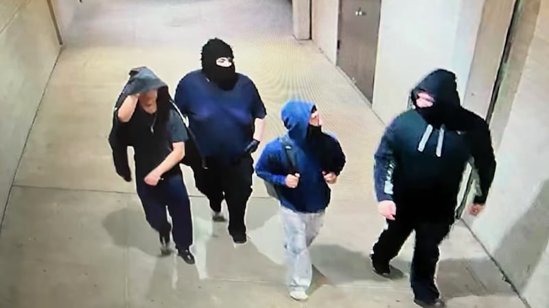 La policía indicó que cuatro hombres entraron en el centro y fueron vistos dentro de varias...