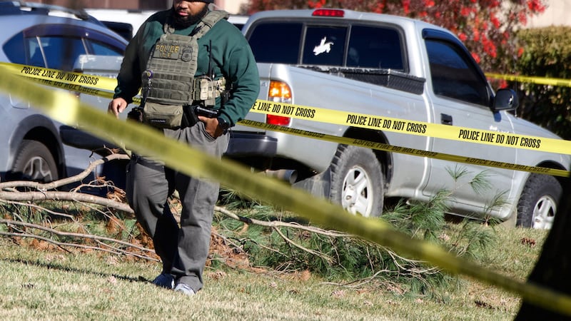 Policías responden a un tiroteo el miércoles 24 de diciembre de 2025 en Glen Burnie, Maryland....