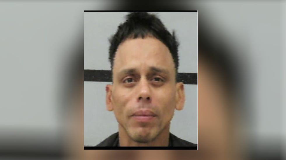 Disparan a un hombre buscado atrincherado en la habitación de un motel de Lubbock, le rocían...