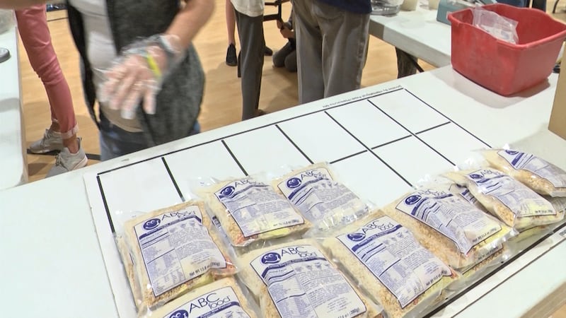 La iglesia dice que recaudó más de 70,000 dólares para reunir comidas deshidratadas para que...