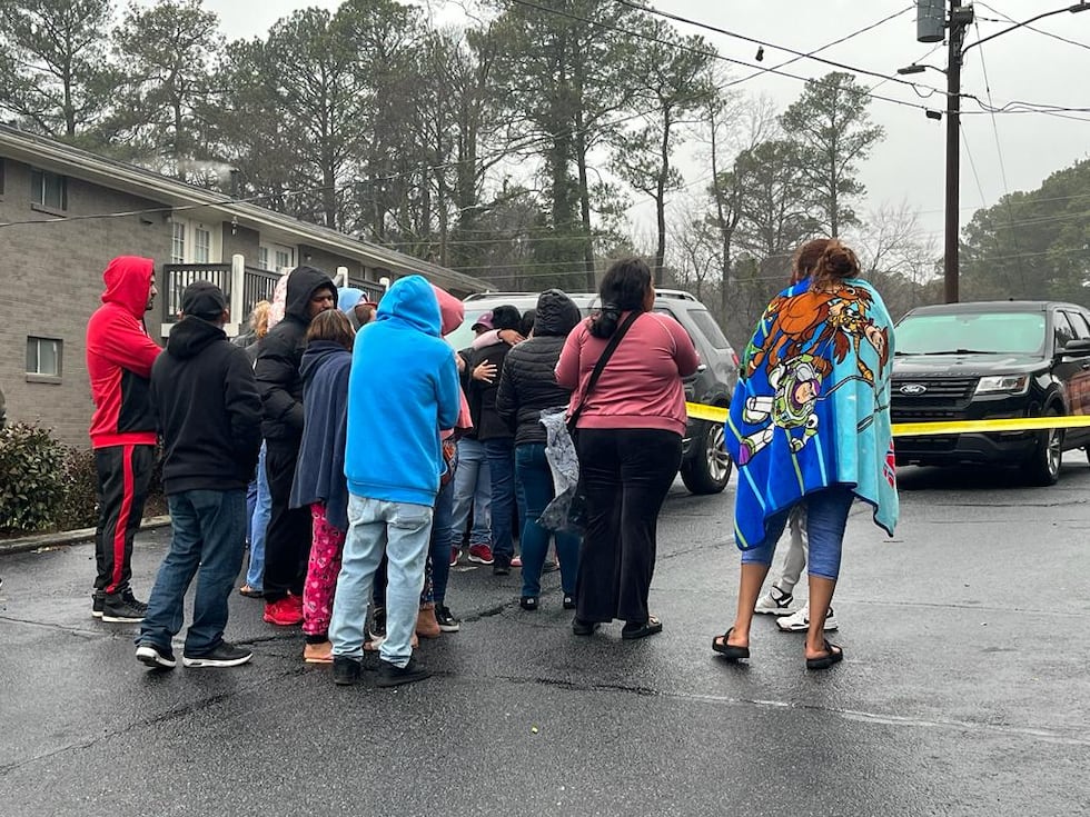 Familiares del fallecido lloraban desconsolados afuera del edificio de apartamentos