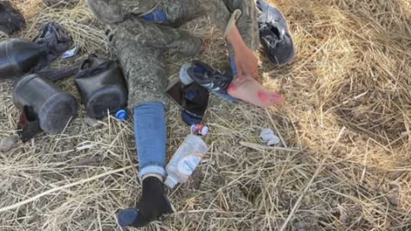 La mujer recibió asistencia por parte de los agentes después de ser localizada en el desierto.