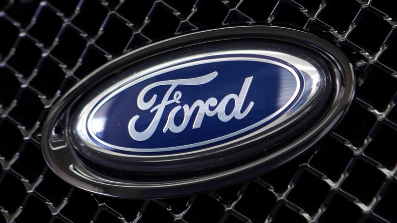 El logo de Ford en un concesionario en Hialeah, Florida, el 21 de agosto de 2014. (Foto AP...