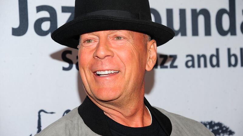 Bruce Willis camina por la alfombra roja en el 17º concierto de gala anual "A Great Night In...