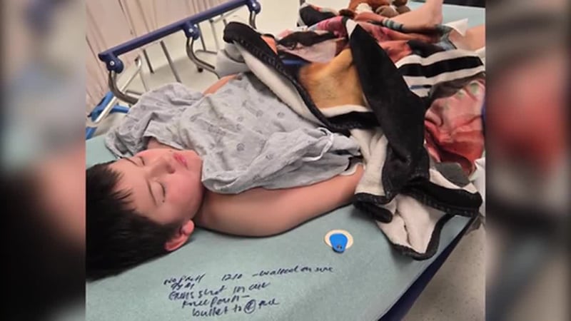 Niño de 9 años recibe bala perdida cuando festejaba el Año Nuevo con su familia en el porche...