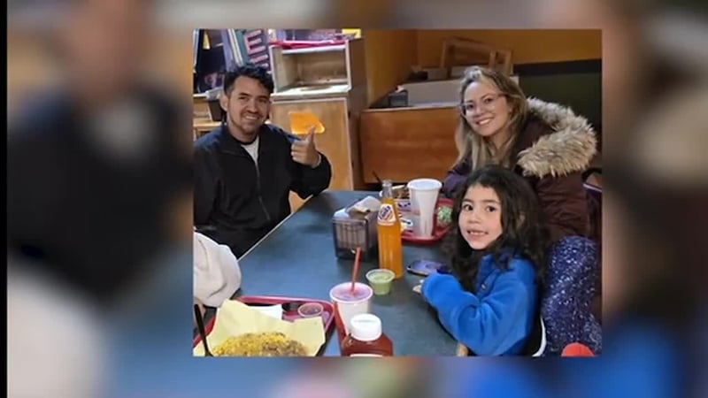 Detienen a familia migrante cuando llevaban a su hija de 7 años a la emergencia de un hospital...