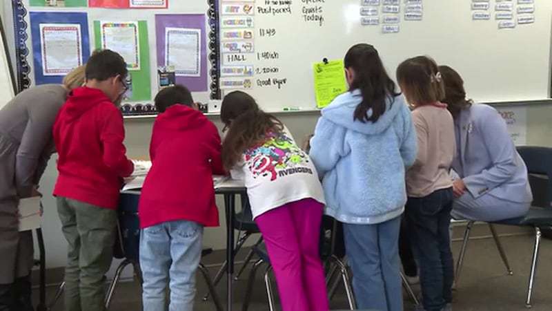 Influencer hispana ayuda a los más pequeños de la casa con una de las tareas más importantes...