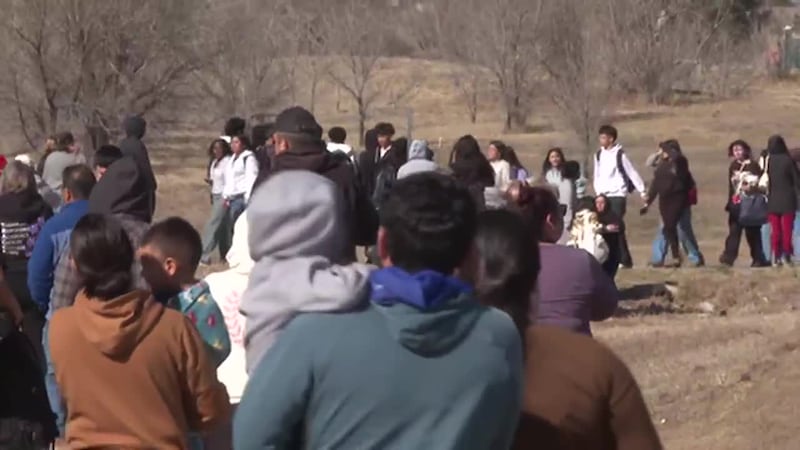 Momentos de terror vivieron algunos padres en una escuela preparatoria tras recibir alerta que...