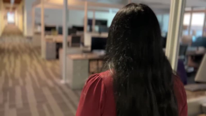 Maestra hispana aún no recibe respuesta sobre la renovación de su permiso de trabajo y ya la...